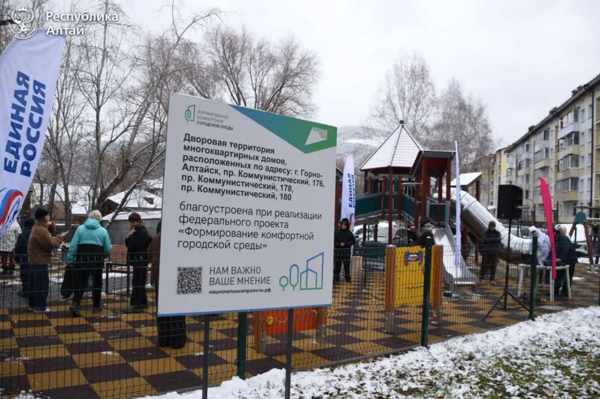 В микрорайоне Жилмассив завершены работы по благоустройству дворов трёх многоквартирных домов по проспекту Коммунистический, 176, 178 и 180 В микрорайоне Жилмассив завершены работы по благоустройству дворов трёх многоквартирных домов по проспекту Коммунистический, 176, 178 и 180