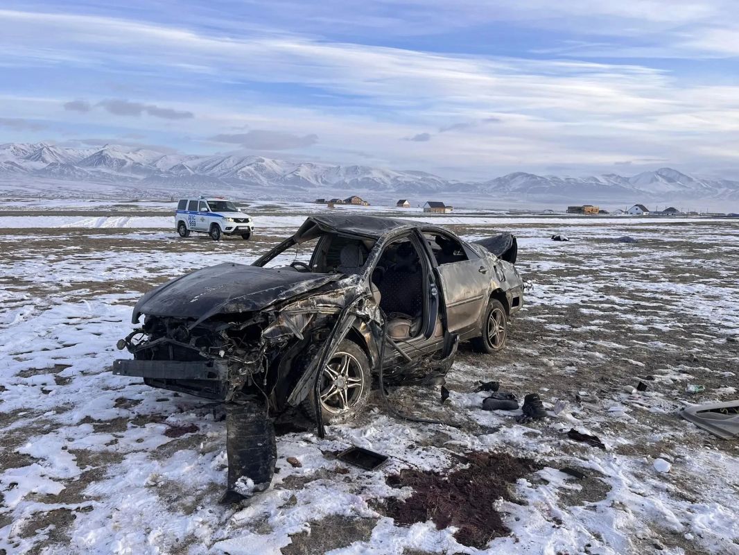 В Кош-Агачском районе в результате опрокидывания автомобиля 2 человека погибли и 1 получил травмы различной степени тяжести