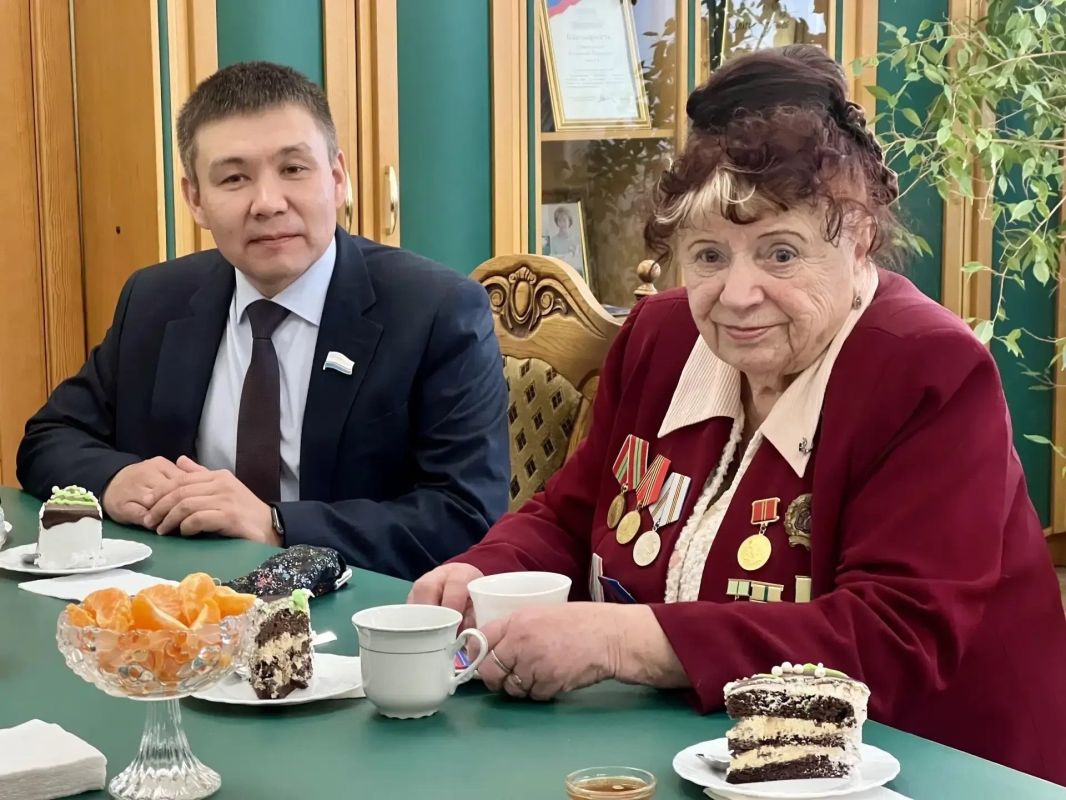 Учительница Владимира Путина проходит лечение на Алтае — с Антониной Дмитриевой встретились депутаты Эл Курултая Учительница Владимира Путина проходит лечение на Алтае — с Антониной Дмитриевой встретились депутаты Эл Курултая