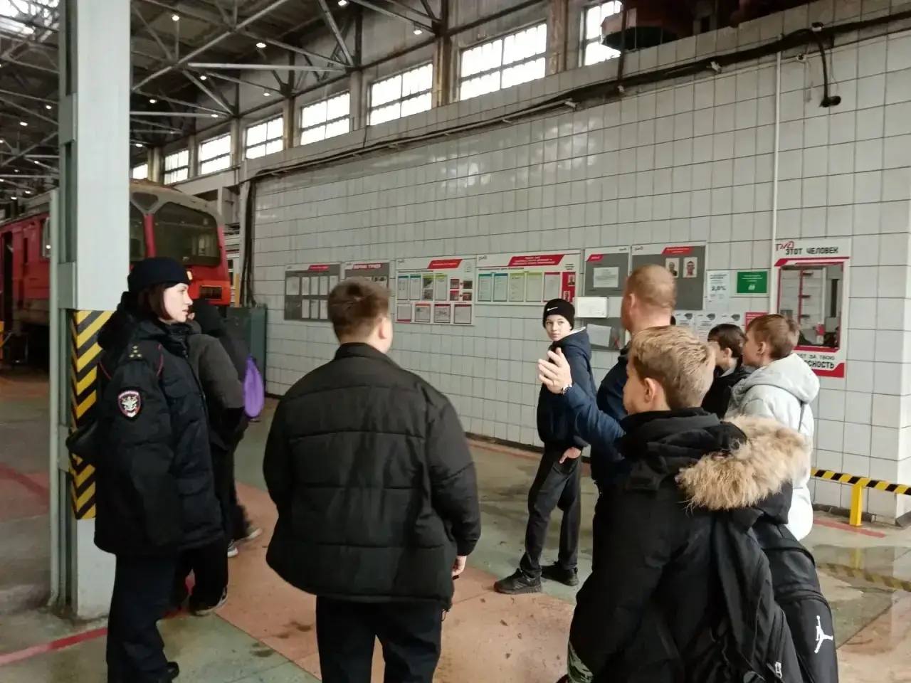 Транспортные полицейские и железнодорожники Алтая напомнили детям о правилах безопасности