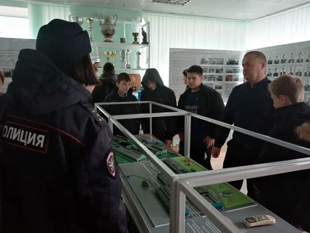 Транспортные полицейские и железнодорожники Алтая напомнили детям о правилах безопасности Транспортные полицейские и железнодорожники Алтая напомнили детям о правилах безопасности
