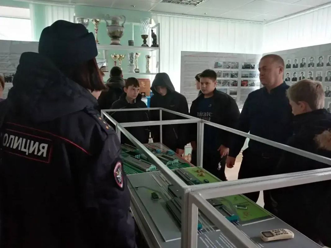 Транспортные полицейские и железнодорожники Алтая напомнили детям о правилах безопасности Транспортные полицейские и железнодорожники Алтая напомнили детям о правилах безопасности