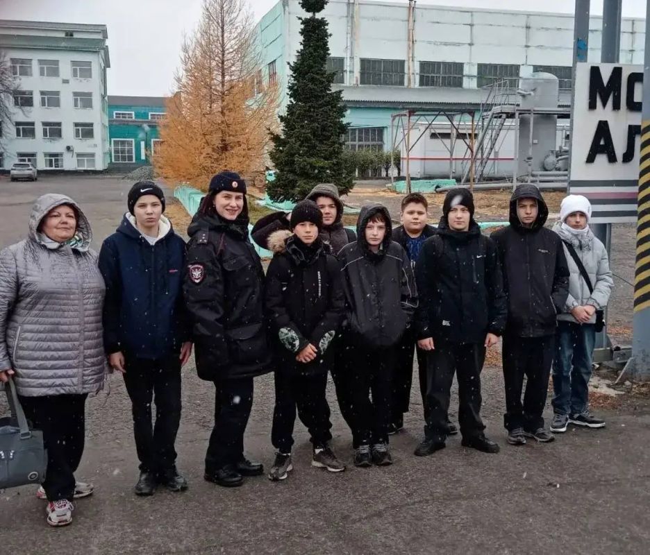 Транспортные полицейские и железнодорожники Алтая напомнили детям о правилах безопасности Транспортные полицейские и железнодорожники Алтая напомнили детям о правилах безопасности