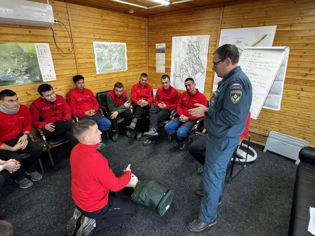 Спасатели всесезонного курорта «Манжерок» успешно прошли аттестацию Спасатели всесезонного курорта «Манжерок» успешно прошли аттестацию