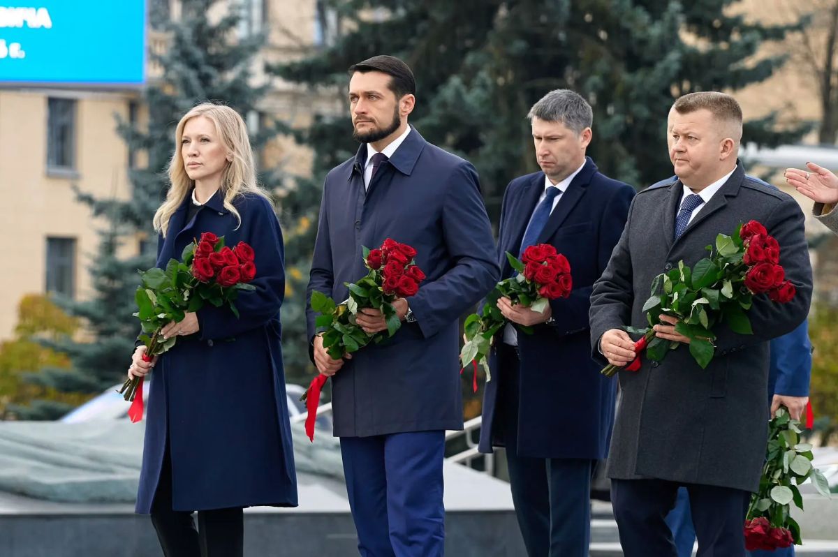 Александр Прокопьев: Возложили цветы к Монументу Победы в городе Минске Александр Прокопьев: Возложили цветы к Монументу Победы в городе Минске