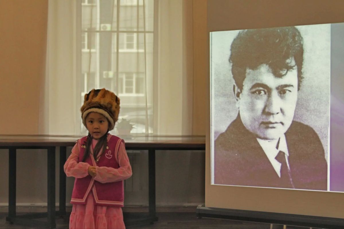 Институт алтаистики и тюркологии делится трогательным фото с конкурса художественного чтения произведений Л. В. Кокышева Институт алтаистики и тюркологии делится трогательным фото с конкурса художественного чтения произведений Л. В. Кокышева