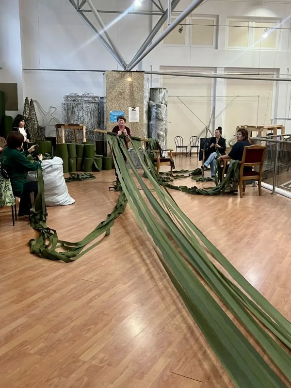 Сотрудники Аппарата Государственного Собрания — Эл Курултай продолжают участвовать в изготовлении маскировочных сетей Сотрудники Аппарата Государственного Собрания — Эл Курултай продолжают участвовать в изготовлении маскировочных сетей