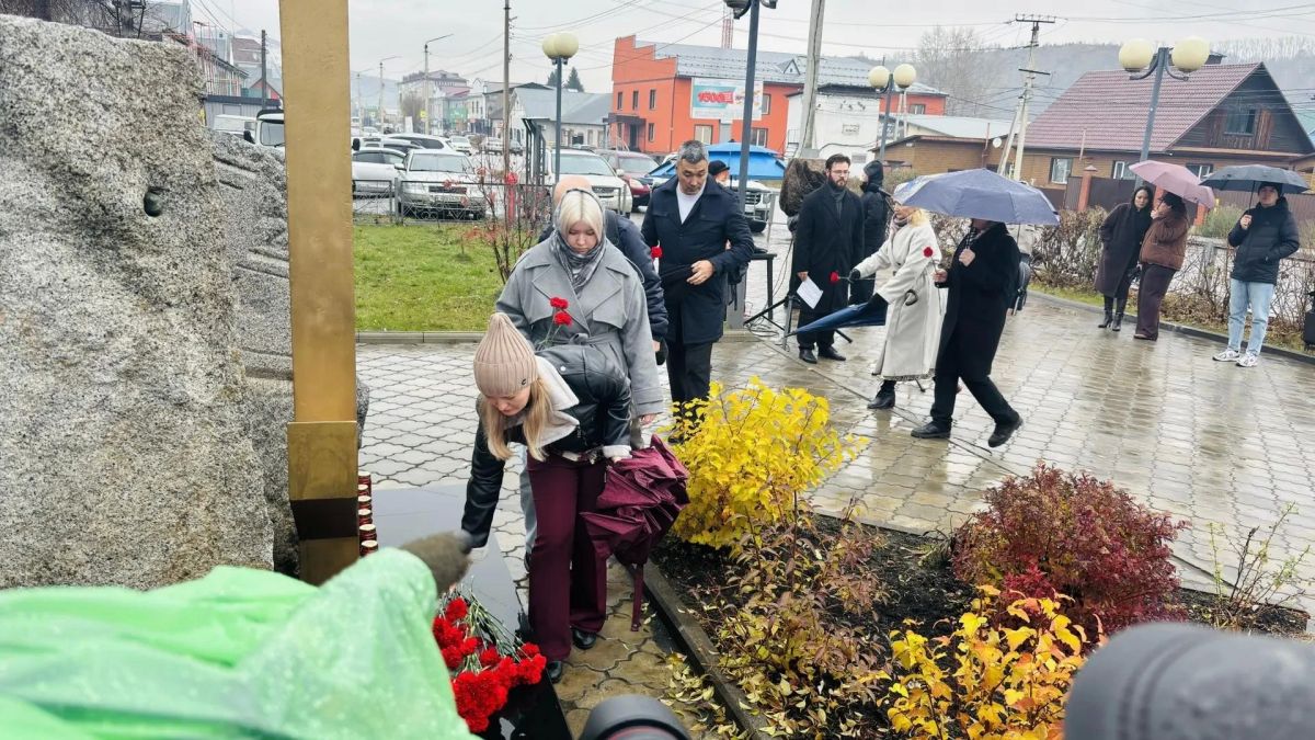 В Горно-Алтайске почтили память жертв политических репрессий В Горно-Алтайске почтили память жертв политических репрессий