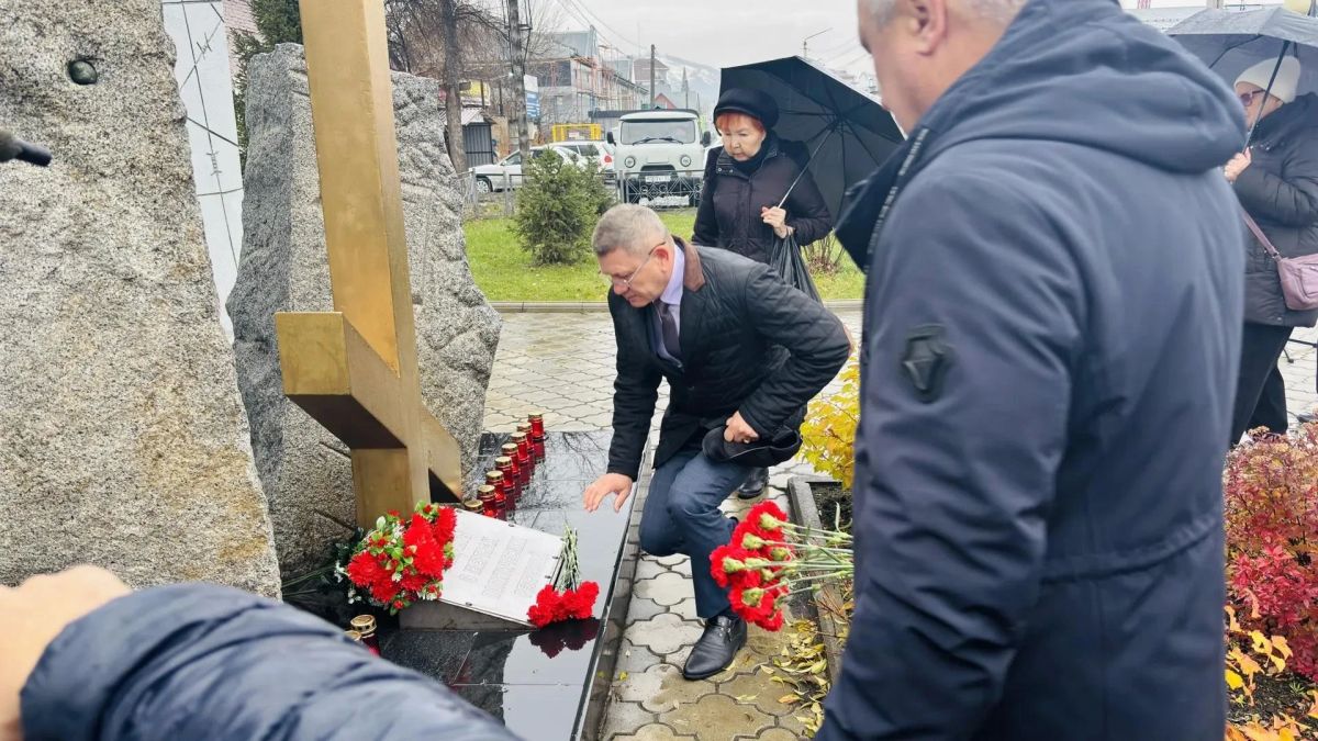 В Горно-Алтайске почтили память жертв политических репрессий В Горно-Алтайске почтили память жертв политических репрессий