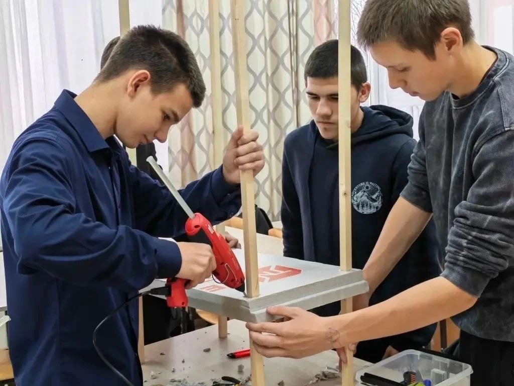 В октябре мобильный технопарк «Кванториум» провел выездные образовательные сессии в школах Турочакского, Чемальского, Чойского и Шебалинского районов
